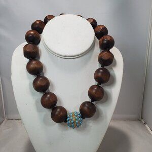 Bijou Wooden beaded necklace with magnetic turquoise ball